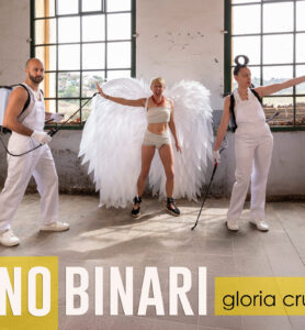 Glòria Cruz inaugura ‘No binari’, exposició fotogràfica que reflexiona sobre les identitats no normatives